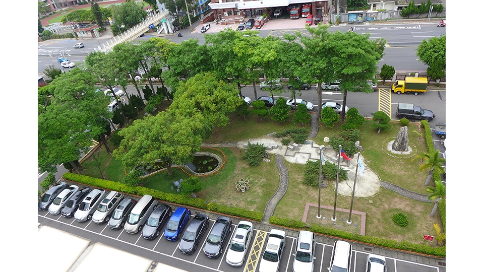 新桃供電區營運處庭院種植了大片的綠地及樹林，宛如一座小森林， 庭院中還有一座小魚池，水源係透過污水處理後再利用， 水資源得以循環利用，讓環境能永續發展。